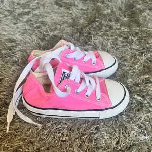 Oanvända Converse strl 23 - Jättefina rosa Converse i strl 23, som aldrig blev använda här tyvärr. Enbart provade inomhus 