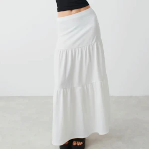 Maxikjol volang gina - Superfin vit maxikjol från gina i storlek S  Använd ca 3 ggr. Superfint skick 💕 Helt slutsåld 