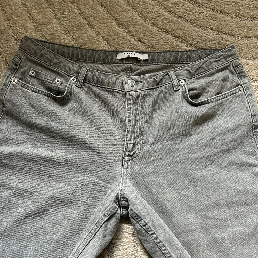 Helt oanvända, säljes pågrund av att jag råkade beställa hem fel storlek!🤍Köpta från 699kr. Jeans & Byxor.