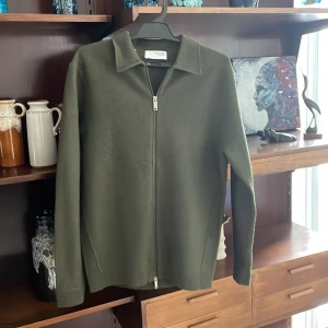 Merino zip - Säljer denna feta Selected holme full zip i en riktigt fet grön färg eftersom den inte har kommit till användning Använd 1 gång och är 10/10 skick  Den är i 100% merino ull och nypris ligger på 1100 Mitt pris 499 men ej hugget i sten 
