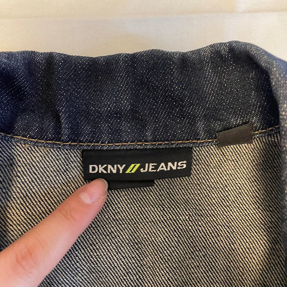 Mörkblå jeans jacka från Dkny Jeans i stolek XS. Aldrig använt. Ny skick!. Jackor.