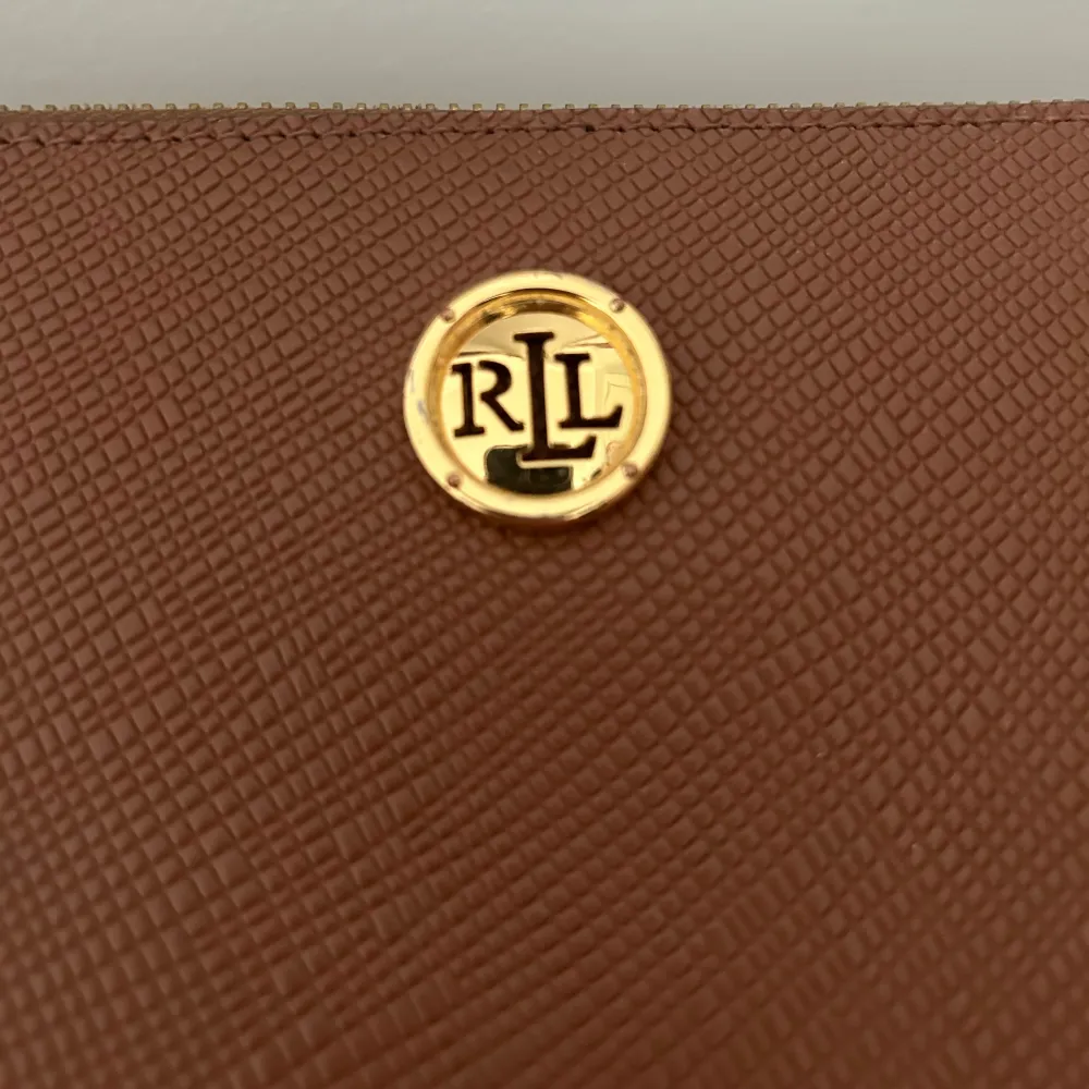 Jätte fin äkta Lauren Ralph Lauren väska i jättefint skick lite rostig på guldhandtaget visar bild🩷 ungefär 2000 kr orginalpris 🩷. Väskor.