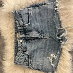 Superfina jeans shorts i stl 32 men skulle säga att dom är mer åt xxs hållet!🤍🥰
