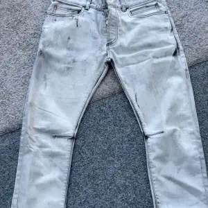 Ett par väldigt snygga BALMAIN jeans i storlek Small/Medium ungefär.
