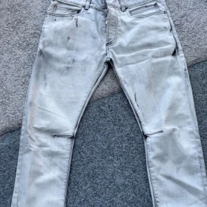 Balmain Jeans - Ett par väldigt snygga BALMAIN jeans i storlek Small/Medium ungefär.