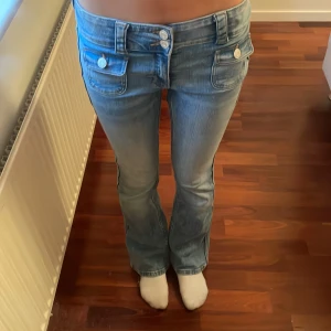 Hm lowrise jeans utam fickor bak - Super fina lågmidjade slutsålda bootcut jeans från h&m barnavdelning. Skiit unika, utan fickor baktill men fickor framtill. Storlek 158 men passar mig som är ca 164. Slutasålda överallt!  Skriv för föer frågor eller bilder💓skulle säga att de är xs/s 