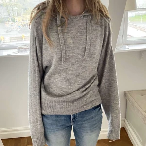 Stickad hoodie - Så snygg bra skick! 