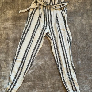 Byxor randiga  - Byxor randiga storlek S  Går att hämta upp i Solna stockholm