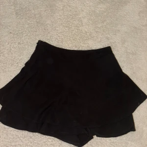 Kjol - Söt svart kjol med undershorts, den är lite noppig därav priset🌸
