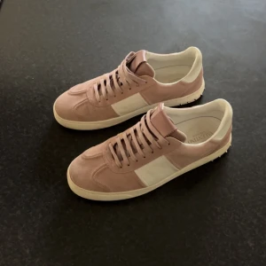 Flycrews - Säljer nu mina as feta Flycrews! Färgen är en blandning av beige och grå, skorna är nästan helt nya och skicket är 10/10. Box,dustbag och extra snören tillkommer vid köp, skriv vid funderingar 