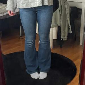 Skit snygga lågmidjade jeans från hollister, (slutsålda!! Så bilden från hemsidan är ej exakt samma färg som säljs) knappt använda. De är stretchiga så passar olika storlekar och formar ens kropp så fint😍Skriv för fler bilder eller frågor!