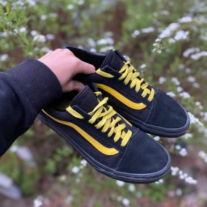 Vans skor  - Ett par knappt använda vans i färgen gul, bara använt få gånger när det var trendigt . Typ i mocka är inte säker 