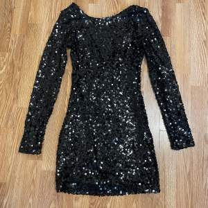 Jättefin svart glittrig klänning från Oneness.👗 i storlek S. Säljer pågrund av passar inte mig längre🩷 andvänt 1 gång.