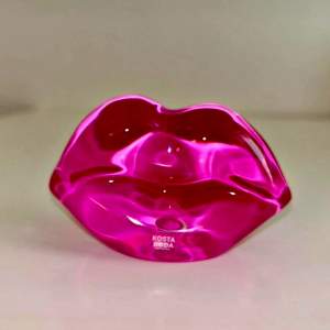 Vacker Cerise rosa glas skulptur från Kosta Boda. Formgivare : Åsa Jungnelius Bredd :10 cm Höjd: 7cm. Slutsåld i denna färgen nyansen
