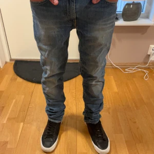 Levis jeans - Snygga Levis jeans i storlek 31/34 och i väldigt fint skick. Personen på bilden är 180 cm lång och väger cirka 65 kg.