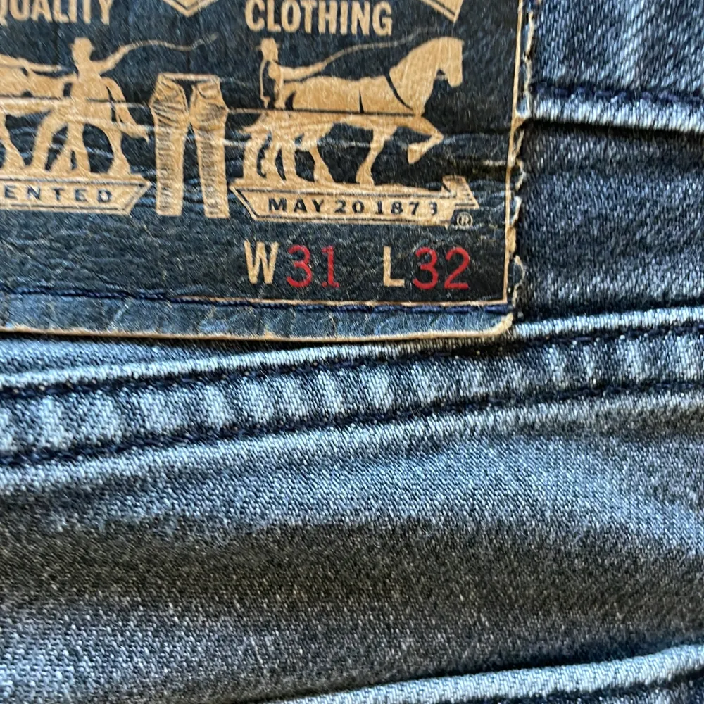 Gråa Levis jeans  Storlek 31/32 . Jeans & Byxor.