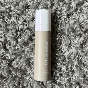 LH cosmetics settingspray - Endast öppnad LH cosmetics settingspray. Kände dirket när jag öppnade locket att den doftar för mycket för att jag ska kunna använda den😔 125kr Köparen står för frakten💕