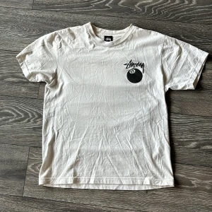 Stussy tee  - Väldigt fin t-shirt, inte andvänd många gånger. Jag säljer den för att den inte passar mig. Priset kan diskuteras