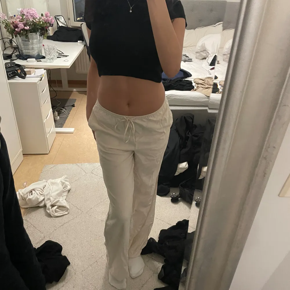 Lågmidjade Beige vita linnebyxor, passar bra på mig 170cm. De är inte genomskinliga. Bra skick, använt de runt 5 gånger. Jag köpte tre linne byxor och tappade bort de här i garderoben, för typ ett år sen. Köpte dom för 450. Farkut & Housut.
