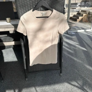 T-shirt - Beige ribbad t-shirt från hm. Använd mycket men i fint skick.