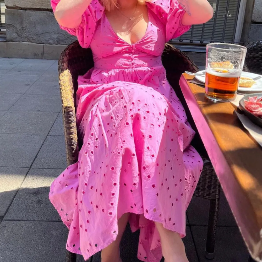 Jättefin rosa klänning från Zara. Endast använd ett fåtal gånger. Normal i storleken. Nypris 699kr . Klänningar.