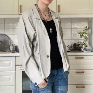 Ljus tunn jacka  - Beige jacka i fint skick i storlek medium (är själv ofta xs) <3 skriv gärna vid frågor 💕