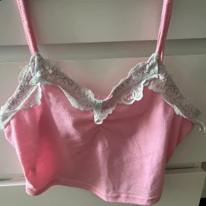 Rosa linne med spetts - Rosa linne med vit spetts. Banden och att justera. Super gullig!  Pris kan diskuteras vid snabb affär!💗