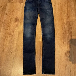 Slim fit replay jeans  - Säljer mina fetaste jeans med en tår i ögat.  Passformen är helt sjuk ifall du är mellan 152 - 158. Priset är ej hugget i sten 🪨 mvh 💯😁