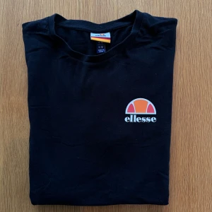 Svart T-shirt  - T-shirt från Ellesse.   Rensar ur min garderob från en hel del oanvända kläder🌼 Om du ser något mer i min profil som du gillar så skickar jag med det till dig också!😊 Fler kläder kommer! 