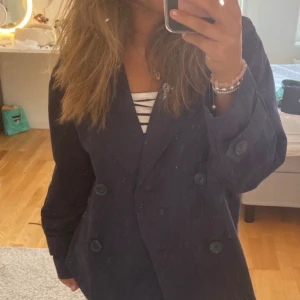 Marinblå jacka - En marin blå kort kapp liknande jacka i bra skick , använd fåtal gånger