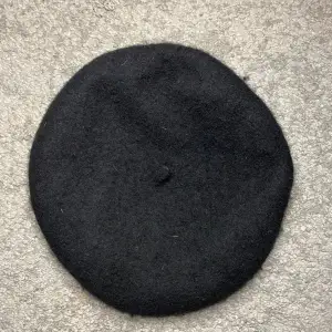 Säljer denna ”franska” hatten, inga difekter, enbart lite hårig pga hundar, kan tvättas. 