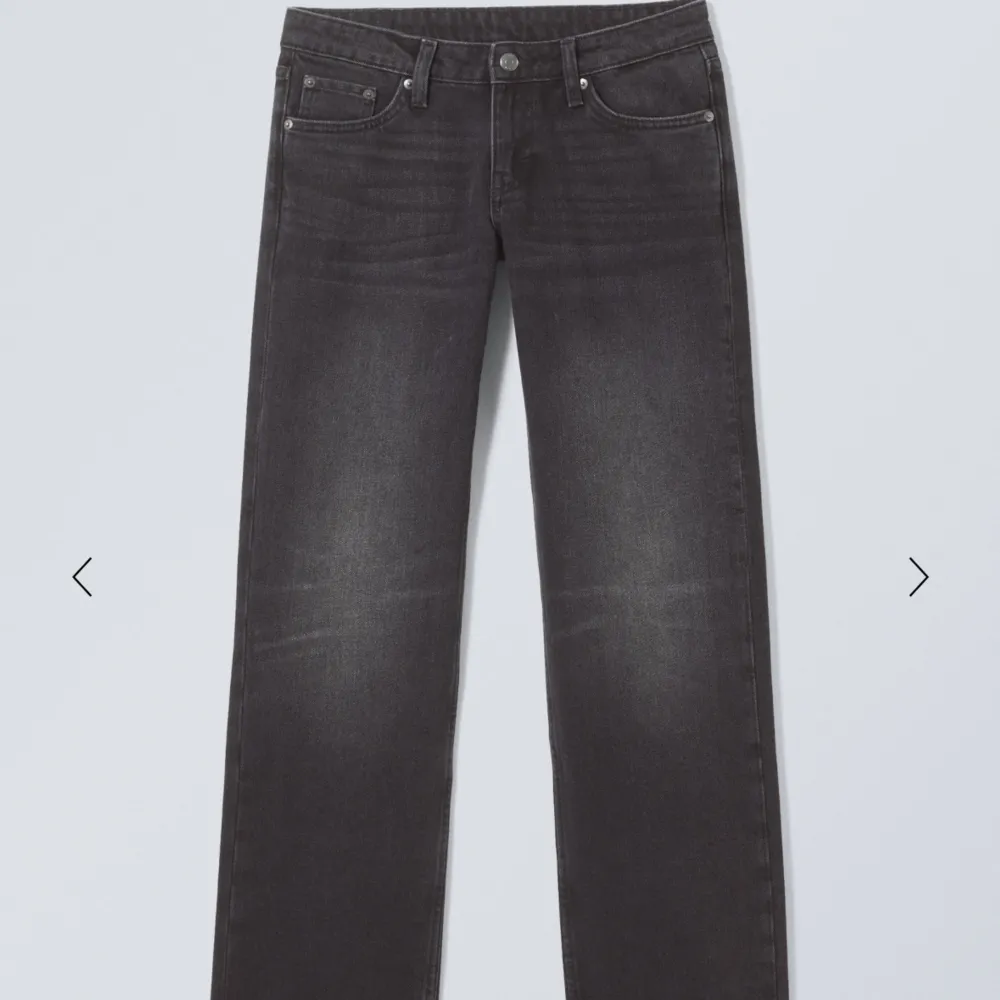 Säljer mina snygga lågmidjade weekday jeans för att dom inte kommer till användning längre. Dom är i jätte fint skick ser oanvända ut. Köpte för 590kr och just nu är dom helt slutsålda på hemsidan. Pris kan diskuteras vid snabb affär!! Jag är 166 cm . Jeans & Byxor.