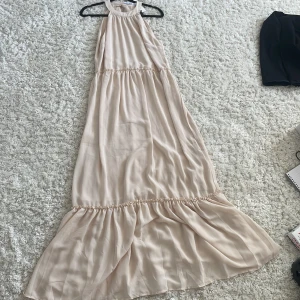 Beige sommarklänning  - Som syns är lappen kvar så klänningen är helt oanvänd💕säljer då det inte än min stil 