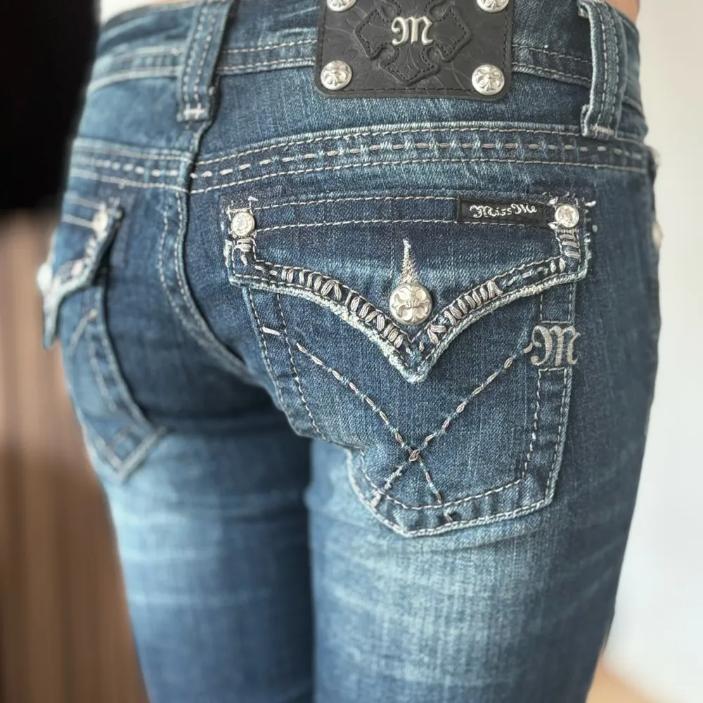 Lågmidjade bootcut jeans från Miss Me. Snygga fickor med knappar. Perfekt skick. Mått: Innerbenslängd: 88cm   Midjemått rakt över: 34,5cm Midjemått: 78cm Modellen är 166cm lång. Skriv gärna ifall du har några frågor! 💗. Jeans & Byxor.
