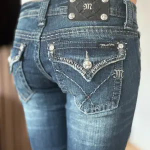 Lågmidjade bootcut jeans från Miss Me. Snygga fickor med knappar. Perfekt skick. Mått: Innerbenslängd: 88cm   Midjemått rakt över: 34,5cm Midjemått: 78cm Modellen är 166cm lång. Skriv gärna ifall du har några frågor! 💗