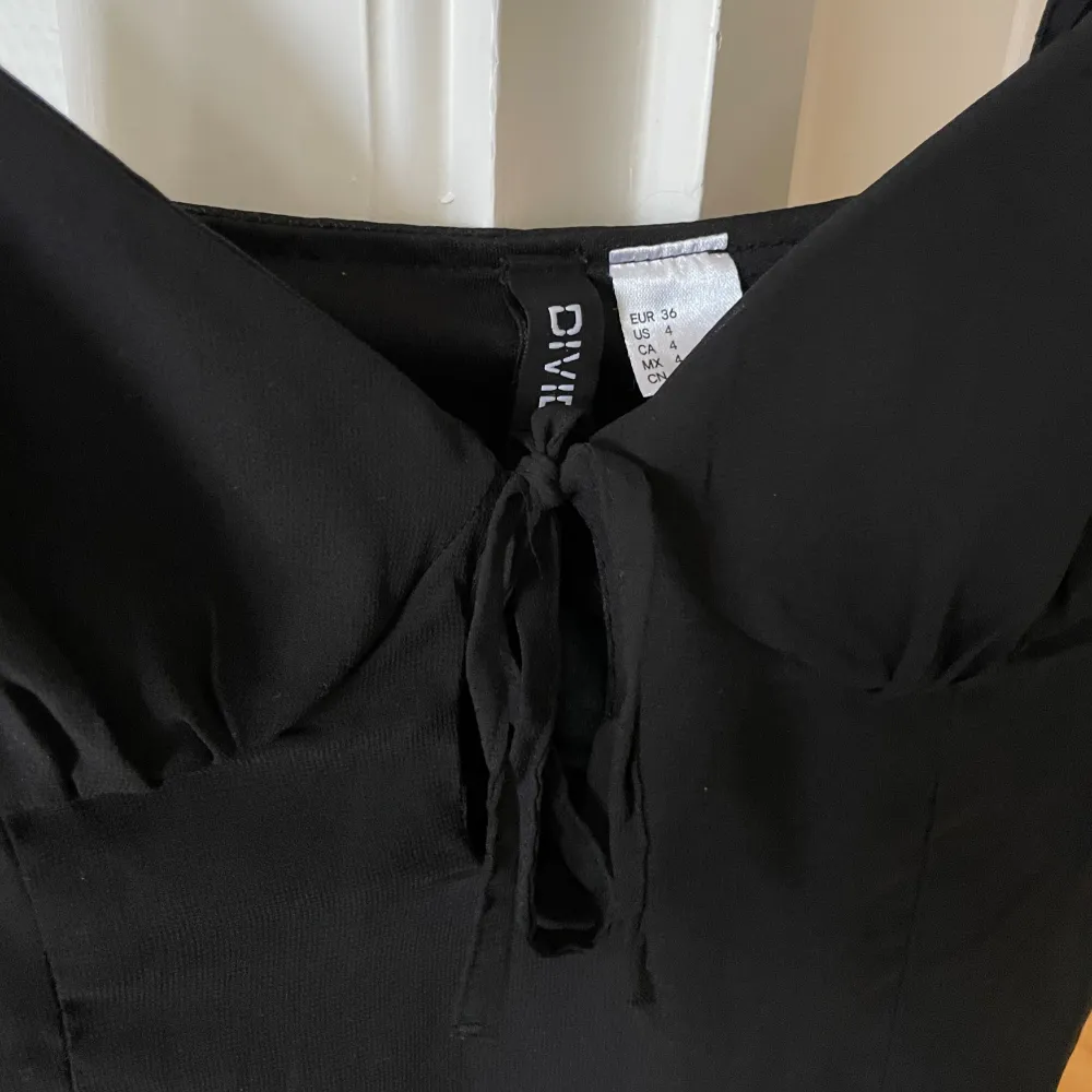 Supersöt svart klänning! Perfekt inför sommaren ☀️ köparen står för frakten. Klänningar.