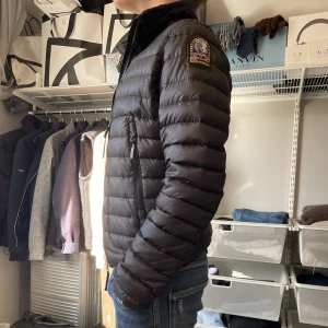 Parajumper Jacka - Jackan är i bra skick, köpt på NK för några år sedan. Passar han på bilden som är 160. Sitter som 158-164/xs för dam.