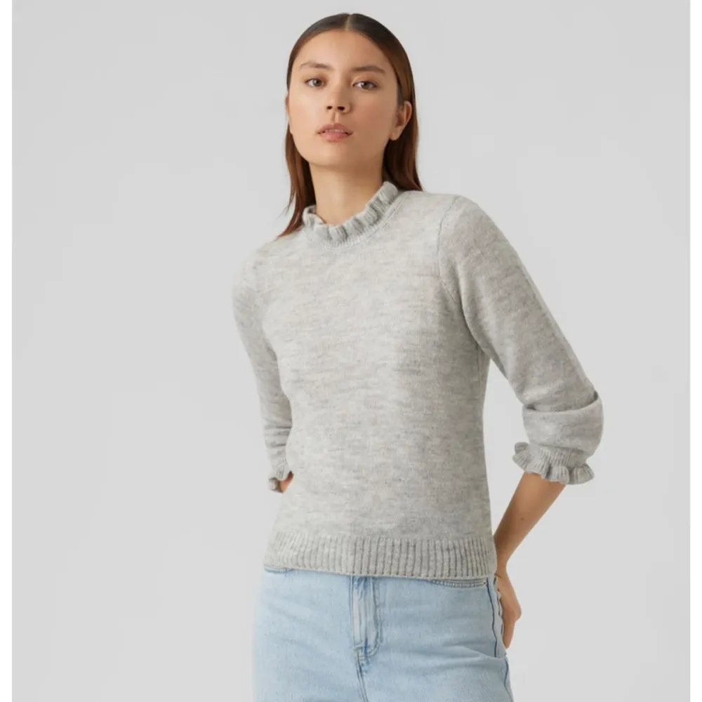 Supergullig stickad trekvartsärmad tröja från Vero Moda. Aldrig använd då den är för liten för mig, alltså inga defekter💗 Nypris 350 kr. Stickat.