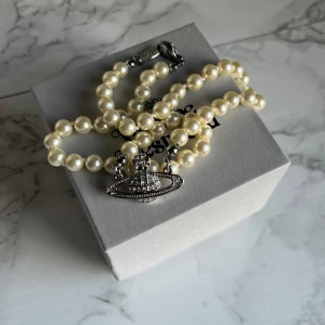 Vivienne Westwood halsband - Hej säljer mina Vivenne Westwood halsband! Kan gå med på snabb affär. Frågor eller med bilder bara skriva ett dm😁kvitto finns