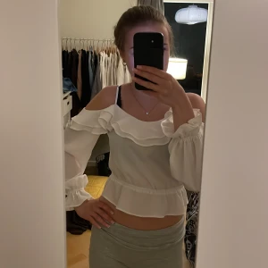 Vit off-shoulder topp  - Vit volang topp från h&m storlek xs 