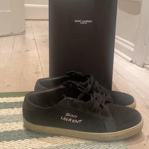 Saint laurent skor  - Bra skick kom inte använt så mycket alls kol dm för fler frågor 
