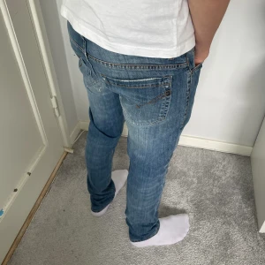 Dondup George  - Hej! Säljer nu dessa sjukt snygga dondup jeans som är perfekta till våren och sommaren | Modellen är riktigt eftertraktad! | Storlek 30 | Skick: 9/10 | Ny pris: 3600 kr, Säljs för 899 kr