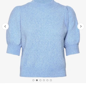 topp - säljer denna super fina topp då den ej används längre, den är i super bra skick💙🤍så fin nu till sommaren!! passar xs/s