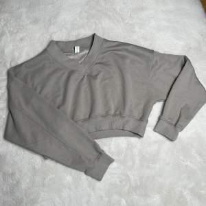 Grå croppad sweatshirt med V-ringning  Oanvänd  Saknar logga, strl: S