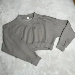Grå croppad sweatshirt med V-ringning  Oanvänd  Saknar logga, strl: S