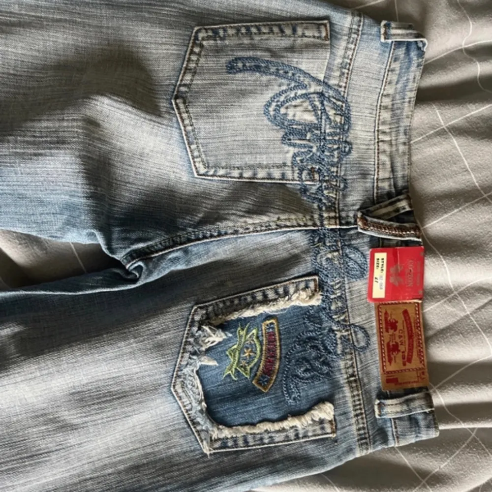 Bootcut / raka jeans med unika detaljer på fickorna från cottonworld. Passar as bra till en spets leopard djurmönster volang sommar topp!. Jeans & Byxor.