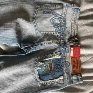 Bootcut / raka jeans med unika detaljer på fickorna från cottonworld. Passar as bra till en spets leopard djurmönster volang sommar topp!
