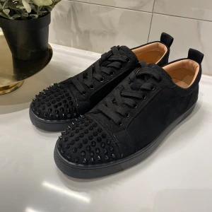 Christian Louboutin  - Svarta Christian Louboutin skor i materialet mocka. PRIS GÅR ATT DISKUTERA!