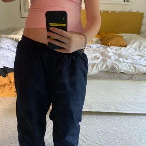 Nike Trackpants  - Mörkblåa Nike trackpants, baggy.  