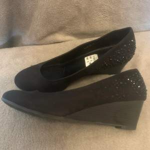 Svarta skor med kilklack 